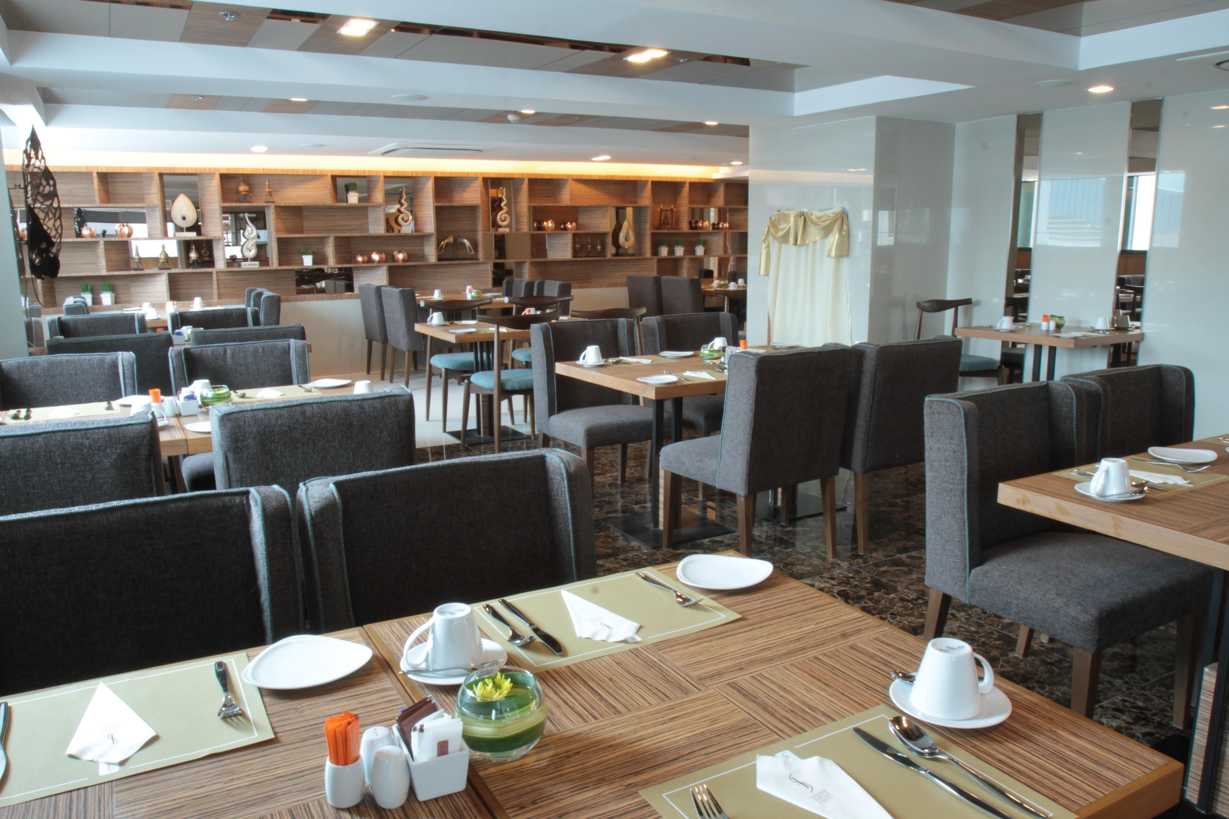 Ramada By Wyndham Bangkok Sukhumvit 11 Hotel Buitenkant foto