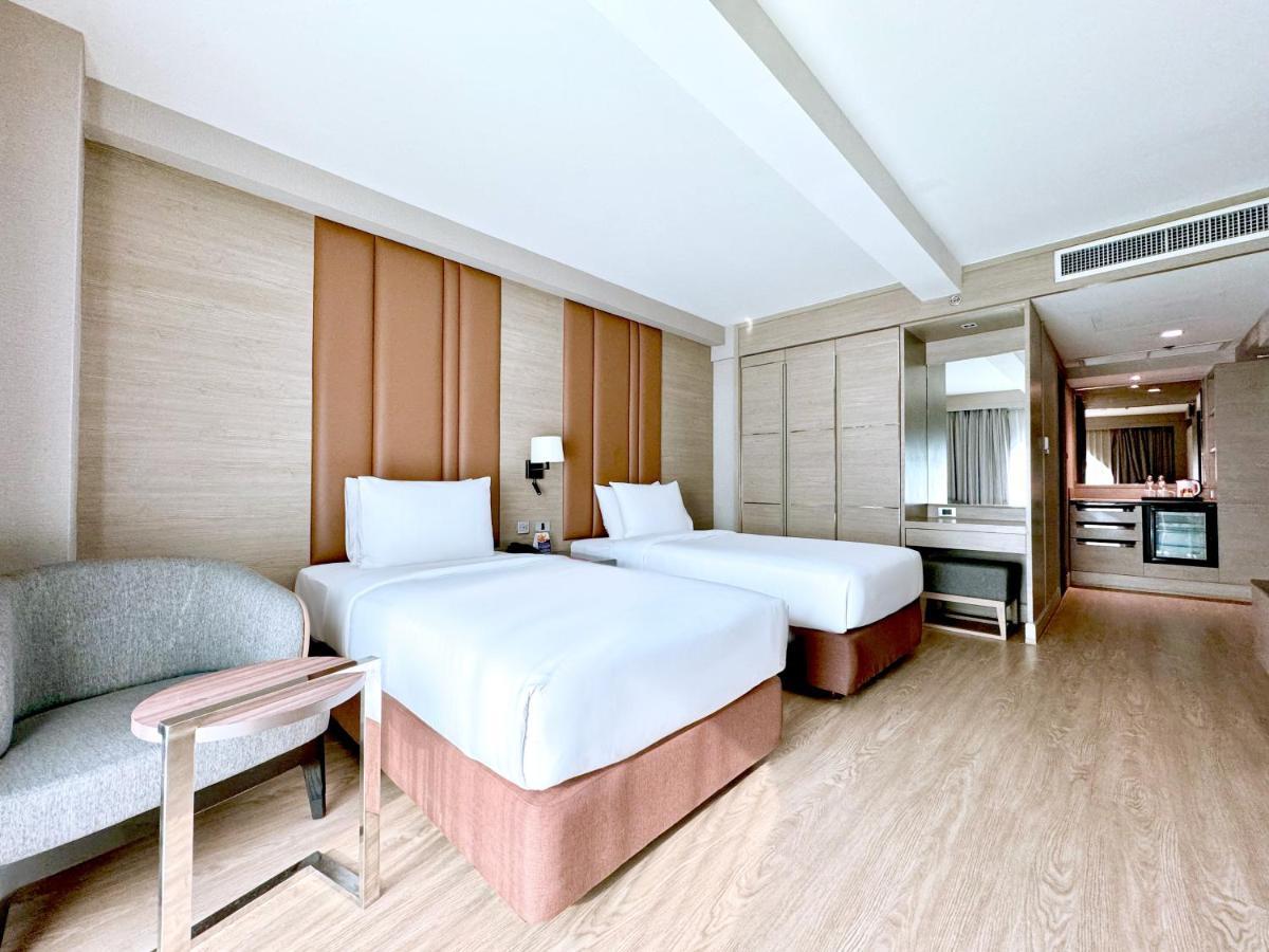 Ramada By Wyndham Bangkok Sukhumvit 11 Hotel Buitenkant foto
