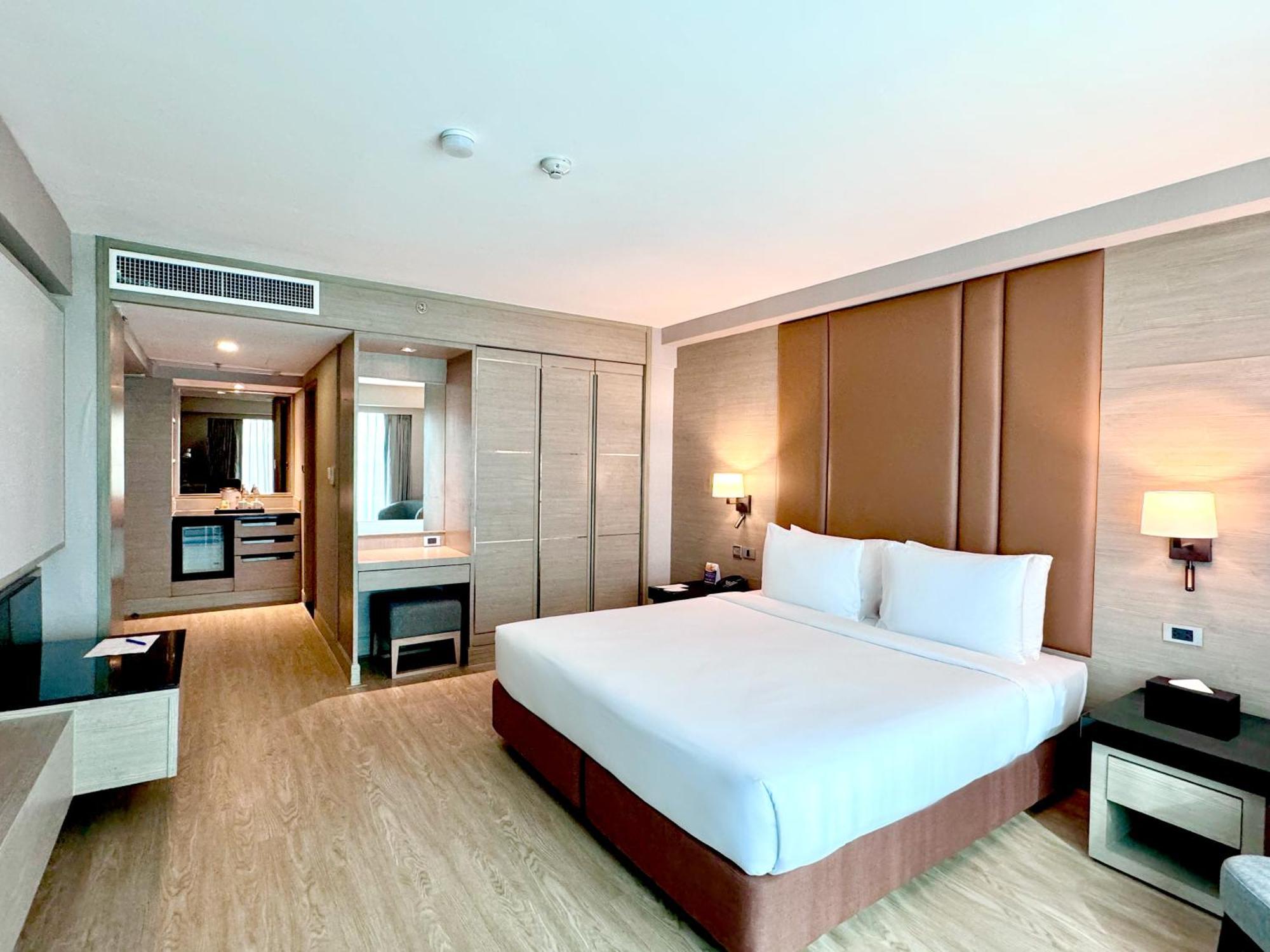 Ramada By Wyndham Bangkok Sukhumvit 11 Hotel Buitenkant foto