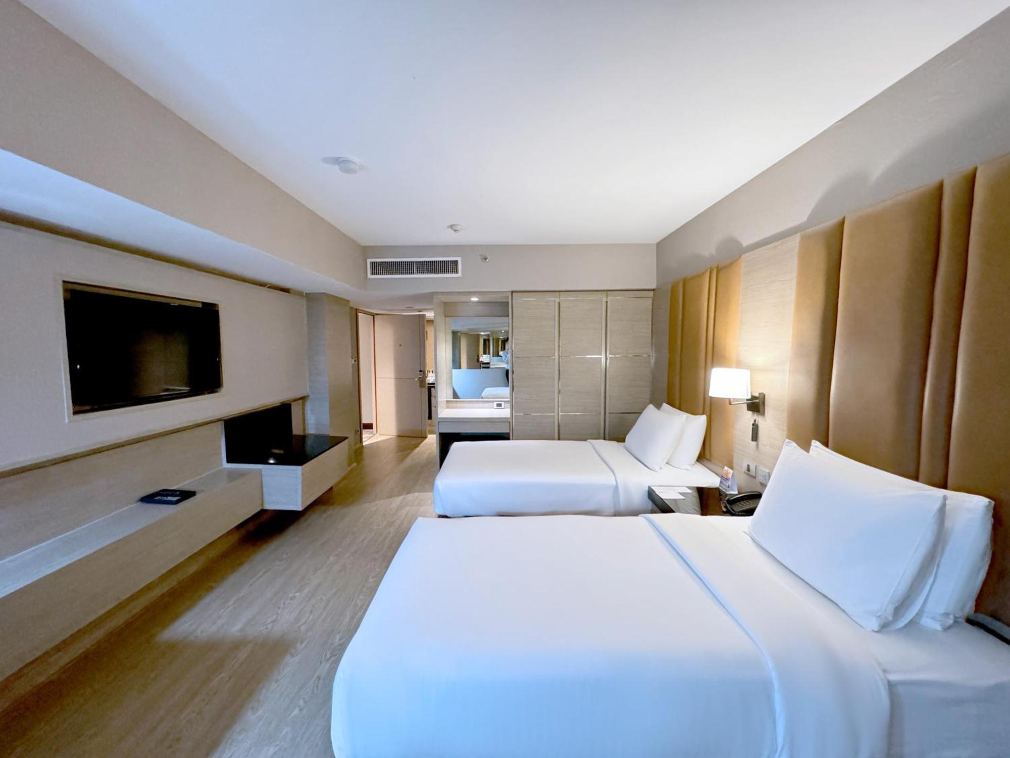 Ramada By Wyndham Bangkok Sukhumvit 11 Hotel Buitenkant foto