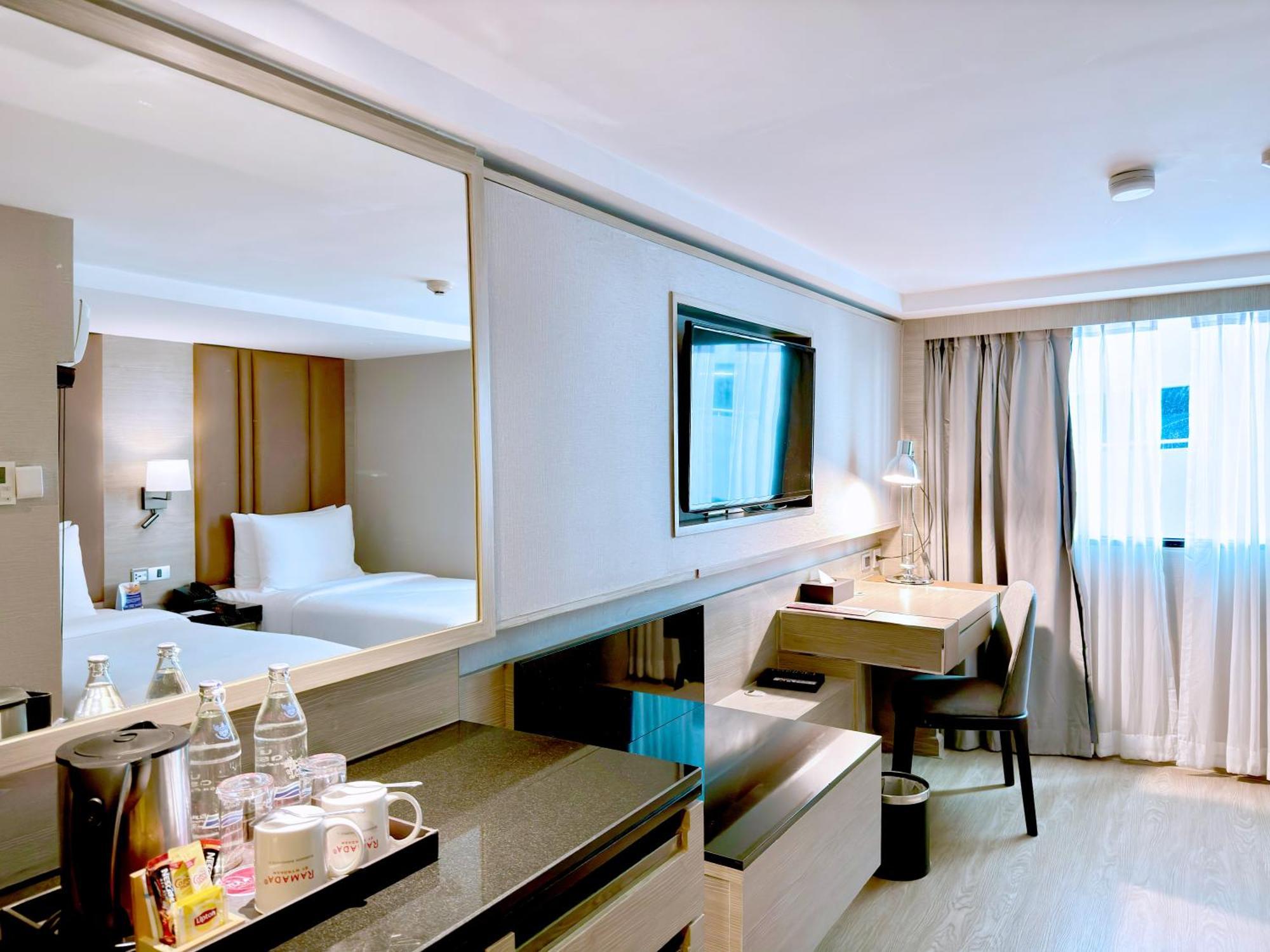Ramada By Wyndham Bangkok Sukhumvit 11 Hotel Buitenkant foto