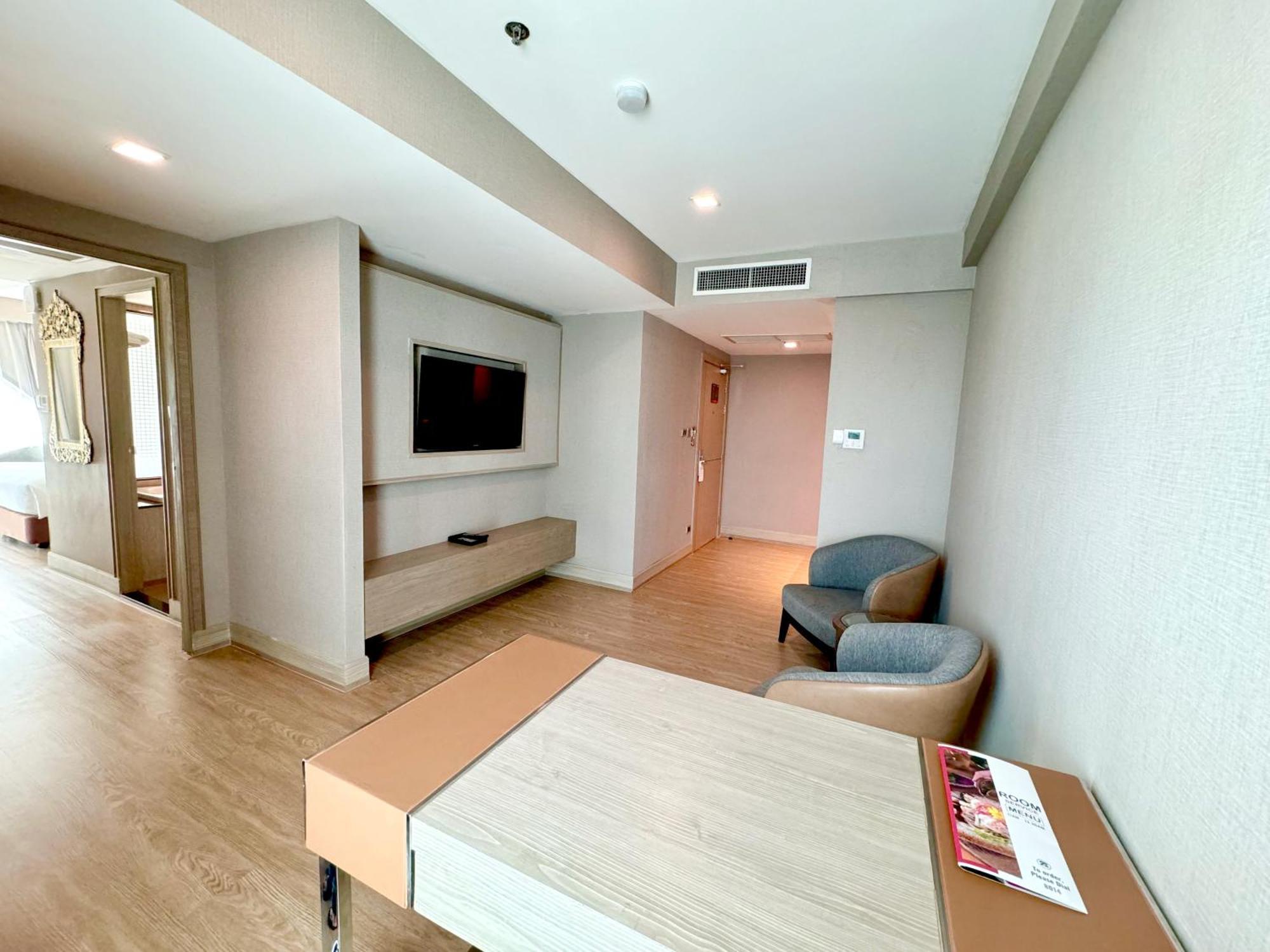 Ramada By Wyndham Bangkok Sukhumvit 11 Hotel Buitenkant foto