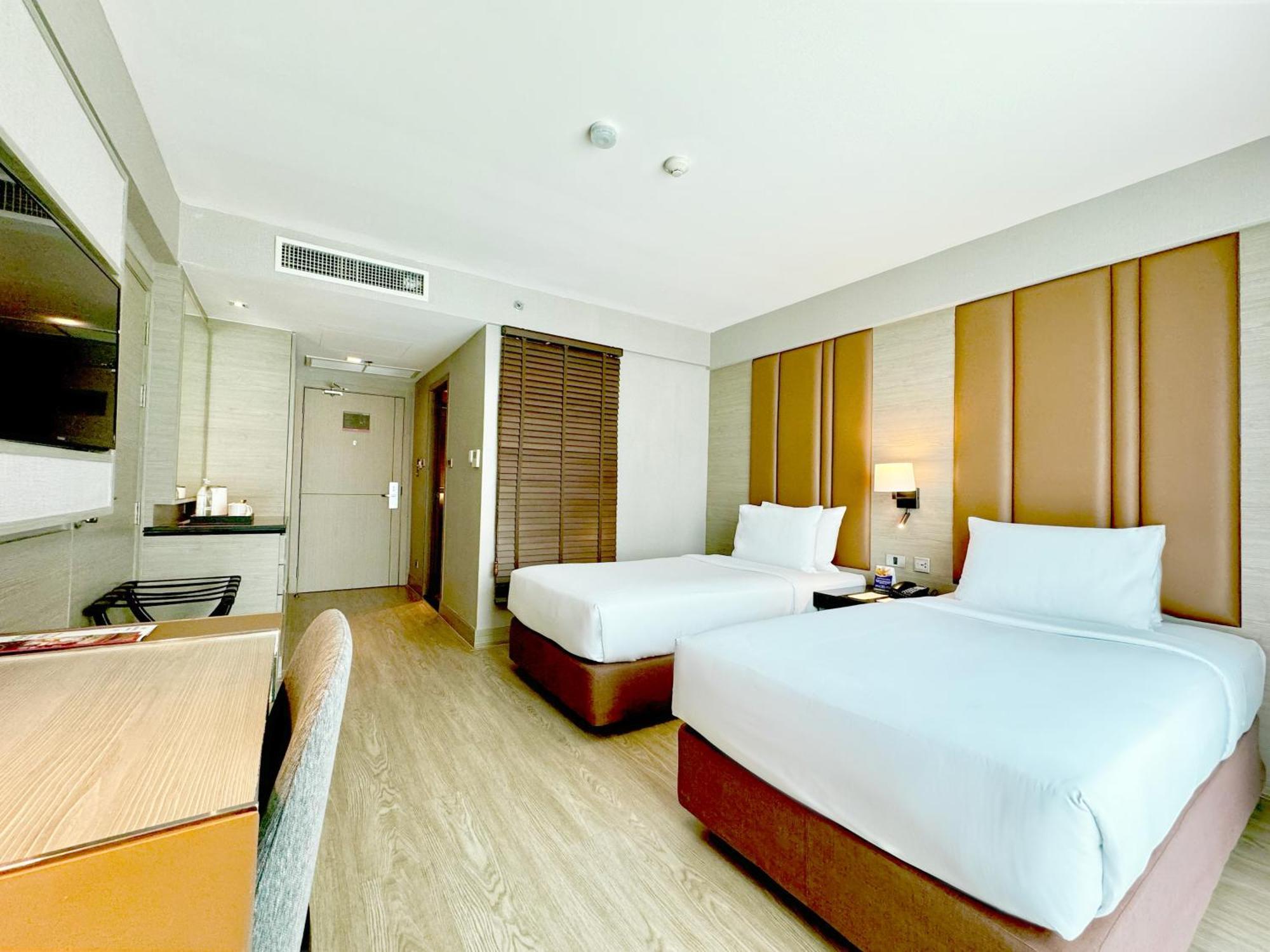 Ramada By Wyndham Bangkok Sukhumvit 11 Hotel Buitenkant foto