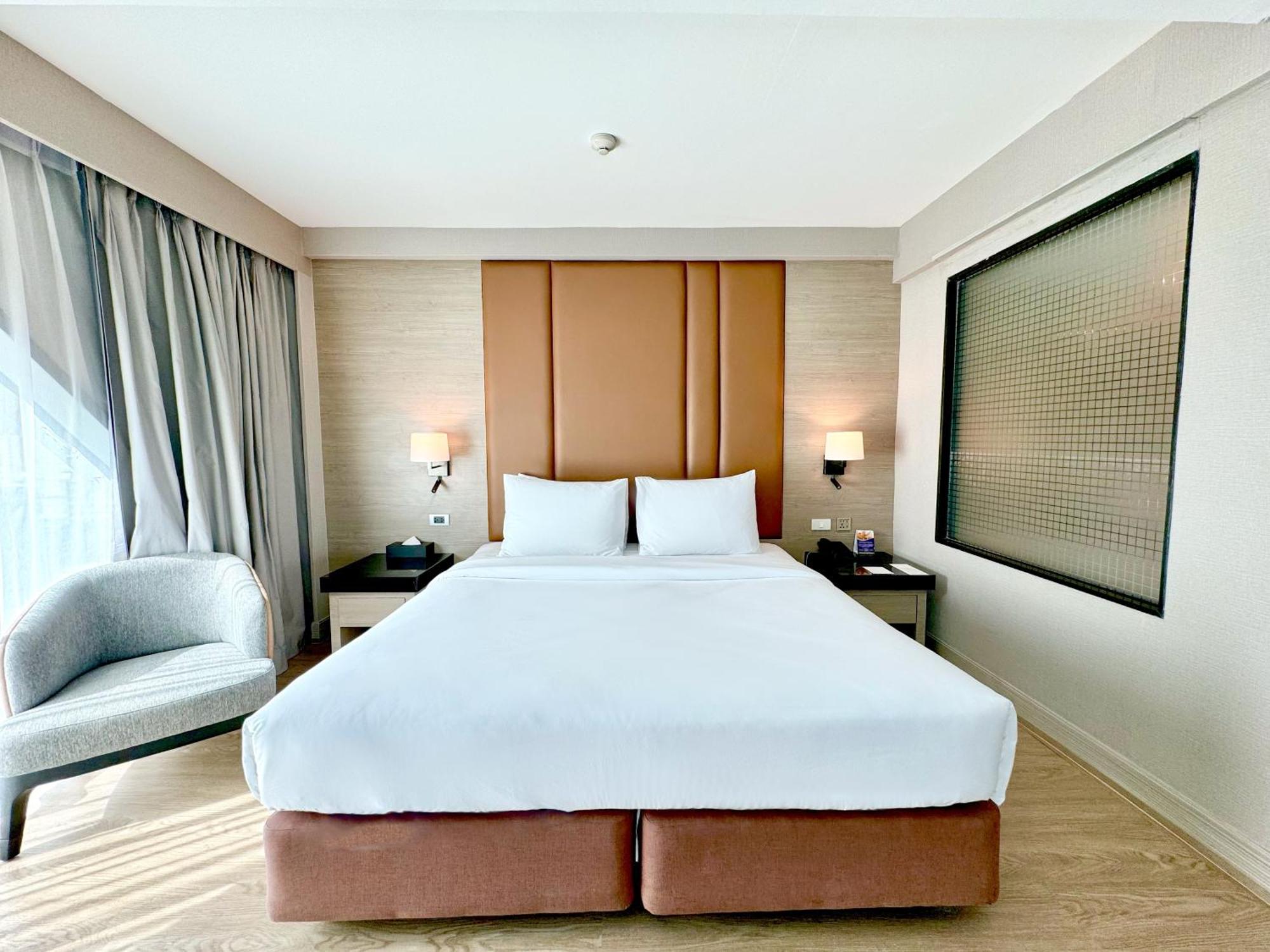 Ramada By Wyndham Bangkok Sukhumvit 11 Hotel Buitenkant foto