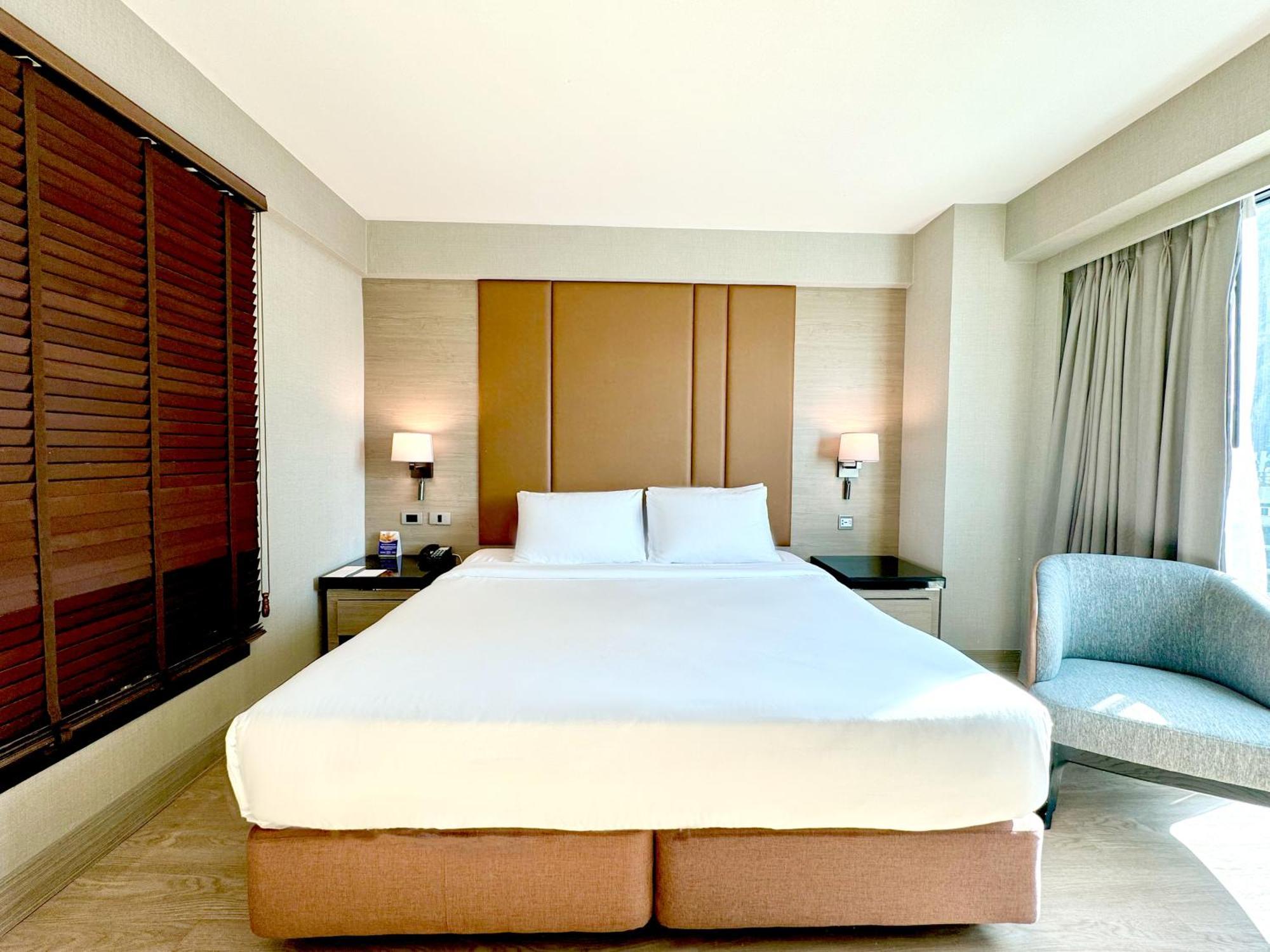 Ramada By Wyndham Bangkok Sukhumvit 11 Hotel Buitenkant foto