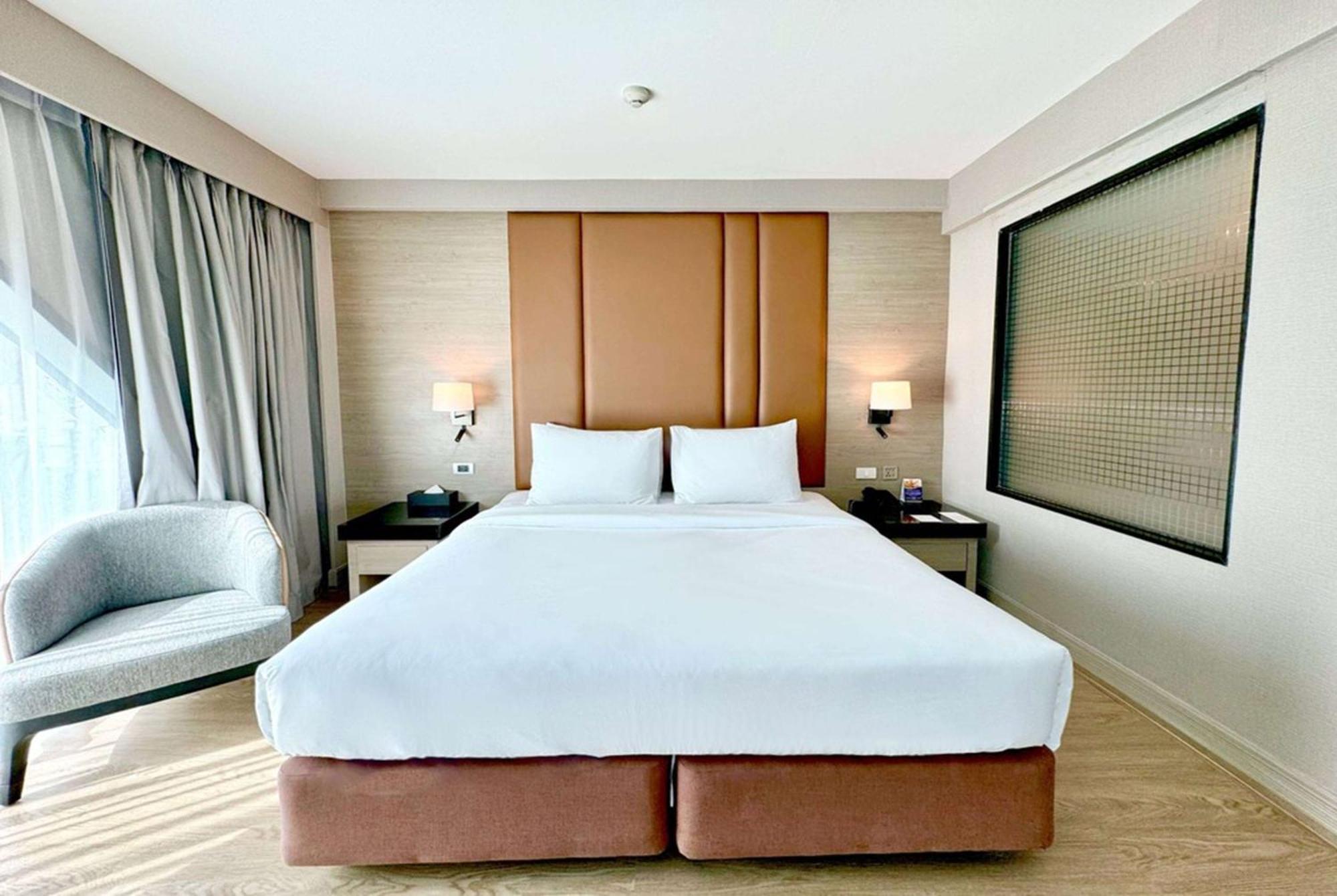Ramada By Wyndham Bangkok Sukhumvit 11 Hotel Buitenkant foto