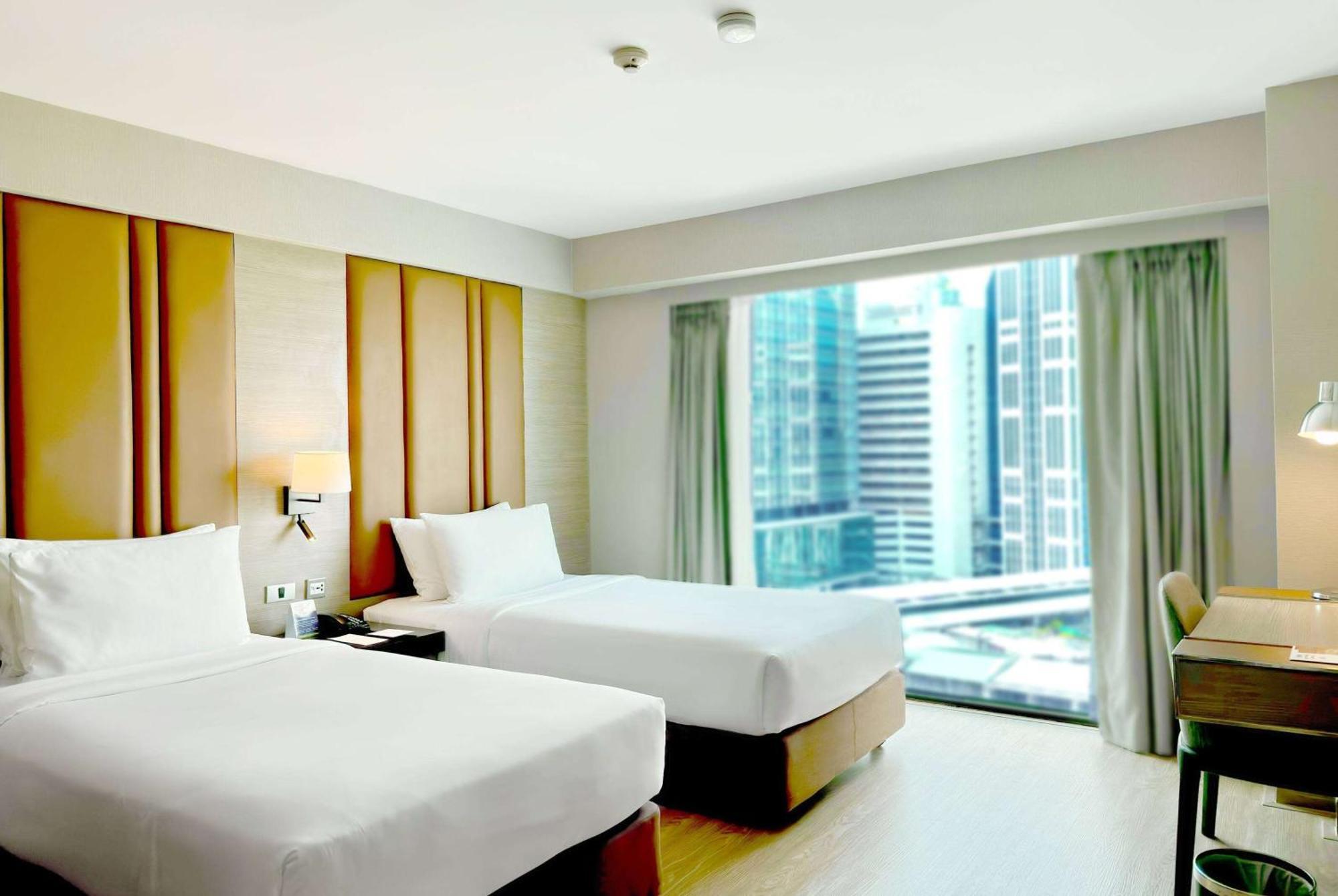 Ramada By Wyndham Bangkok Sukhumvit 11 Hotel Buitenkant foto