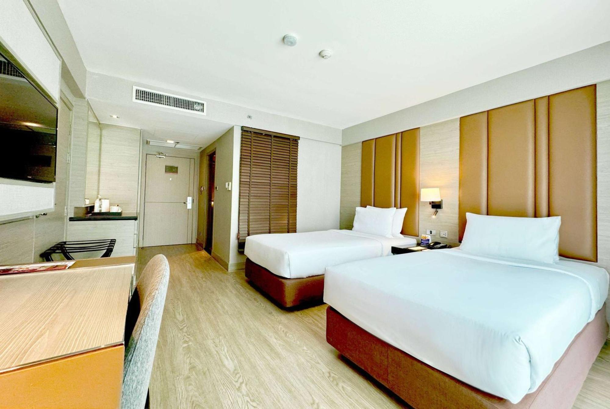 Ramada By Wyndham Bangkok Sukhumvit 11 Hotel Buitenkant foto