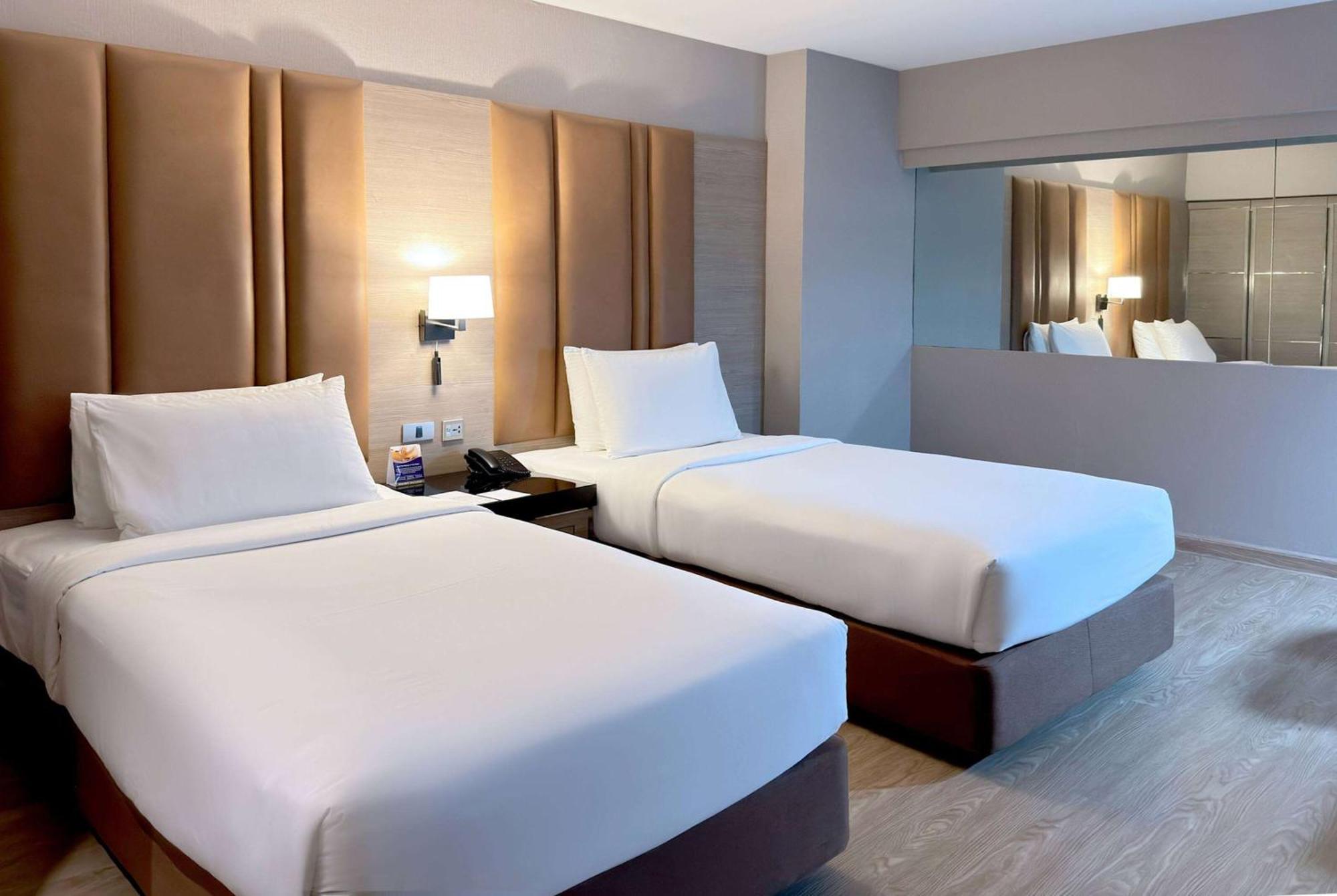 Ramada By Wyndham Bangkok Sukhumvit 11 Hotel Buitenkant foto
