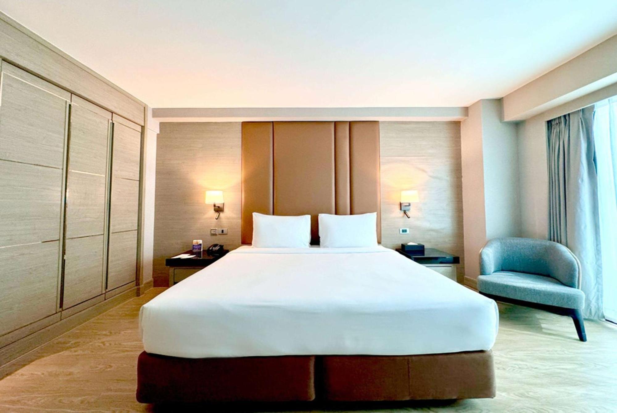 Ramada By Wyndham Bangkok Sukhumvit 11 Hotel Buitenkant foto