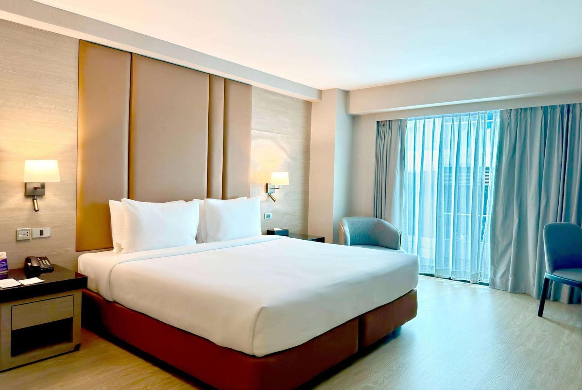 Ramada By Wyndham Bangkok Sukhumvit 11 Hotel Buitenkant foto