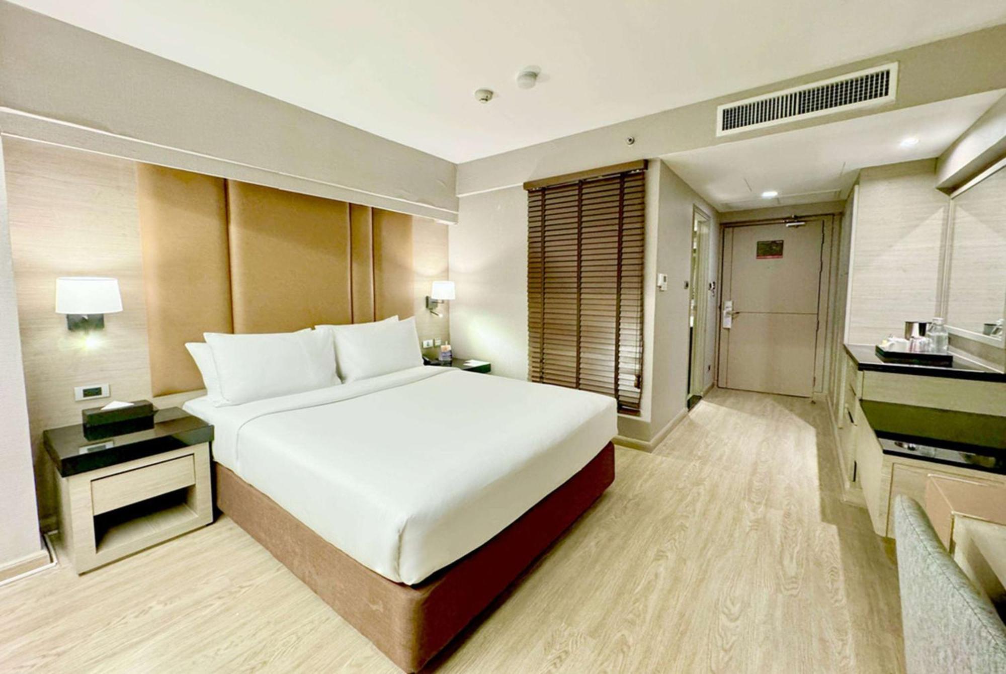 Ramada By Wyndham Bangkok Sukhumvit 11 Hotel Buitenkant foto