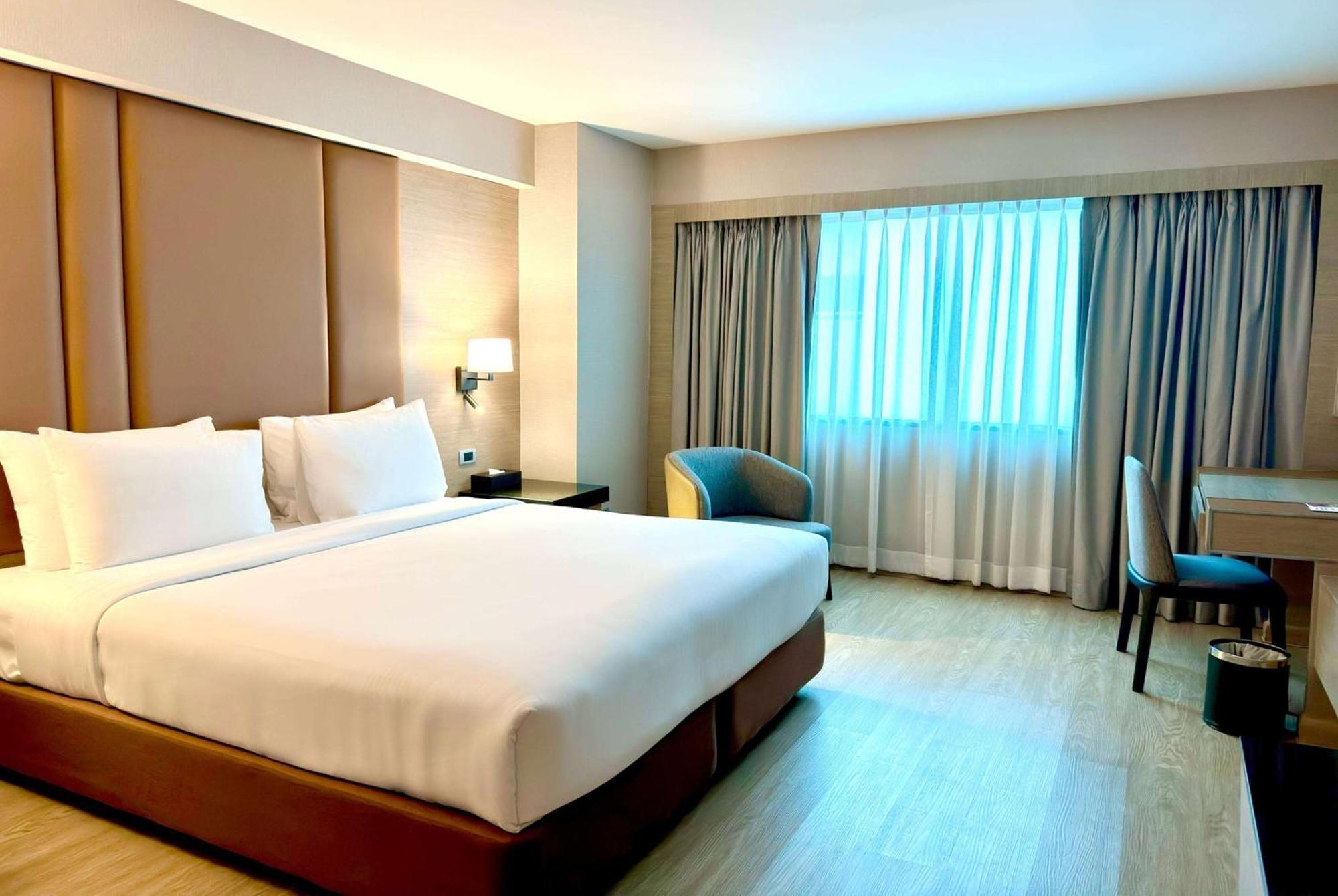 Ramada By Wyndham Bangkok Sukhumvit 11 Hotel Buitenkant foto