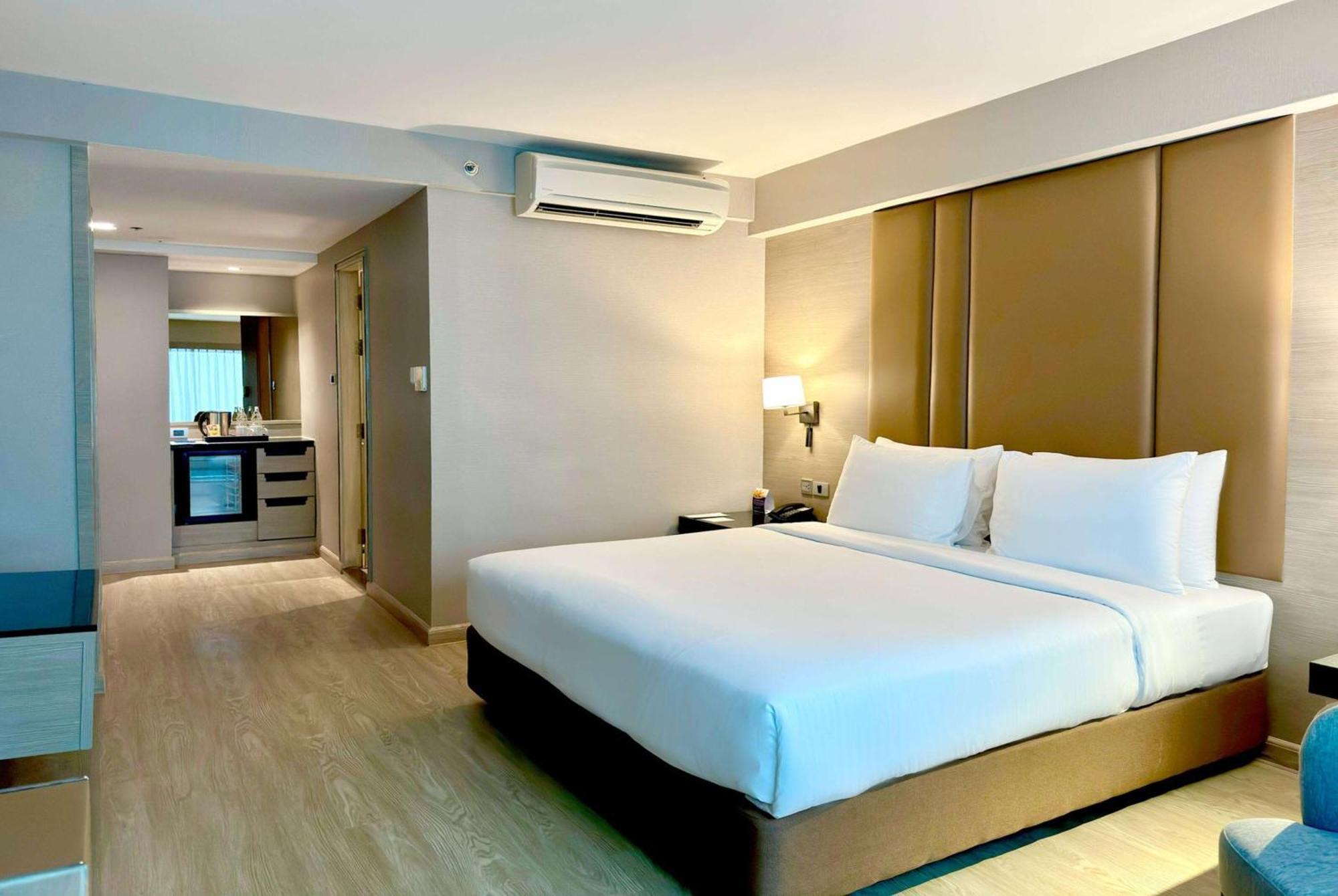 Ramada By Wyndham Bangkok Sukhumvit 11 Hotel Buitenkant foto