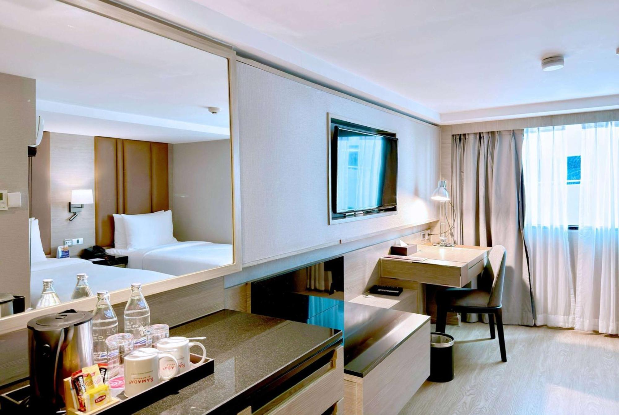 Ramada By Wyndham Bangkok Sukhumvit 11 Hotel Buitenkant foto
