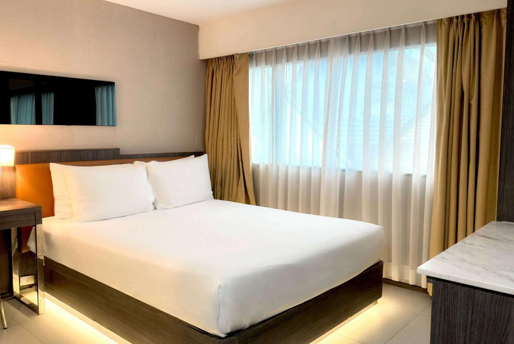Ramada By Wyndham Bangkok Sukhumvit 11 Hotel Buitenkant foto