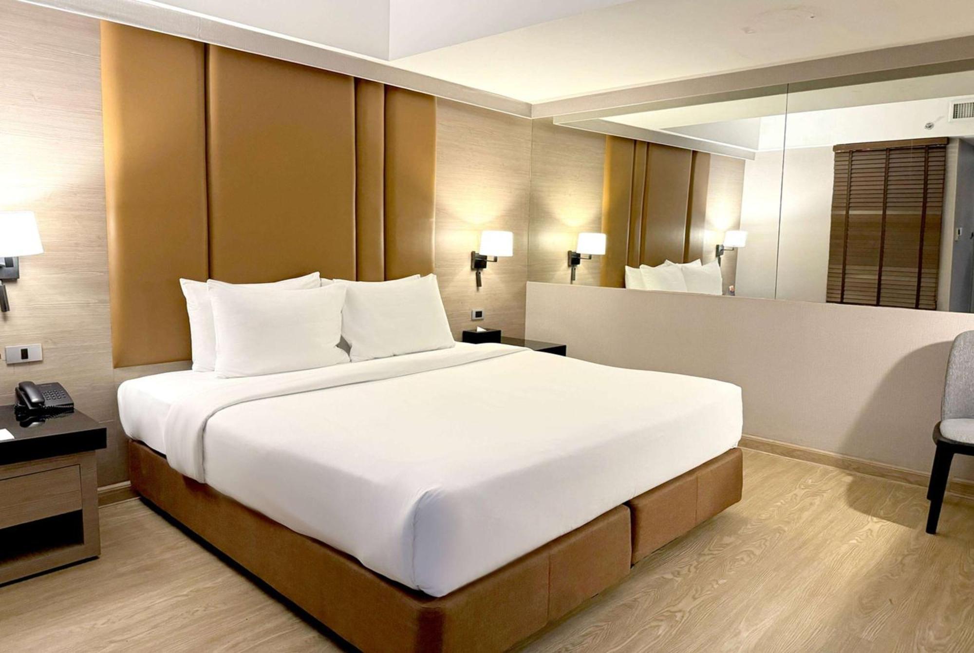 Ramada By Wyndham Bangkok Sukhumvit 11 Hotel Buitenkant foto