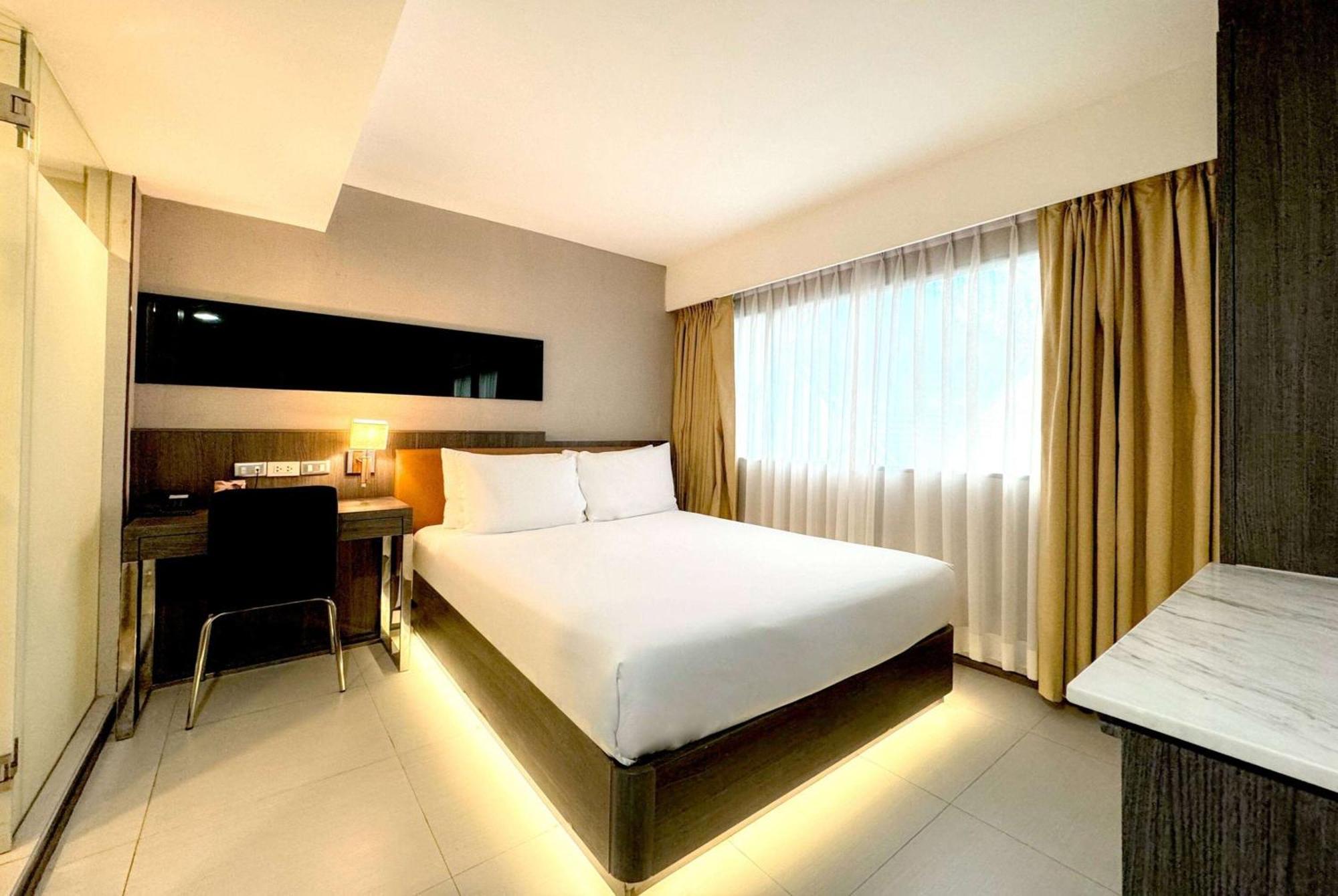 Ramada By Wyndham Bangkok Sukhumvit 11 Hotel Buitenkant foto