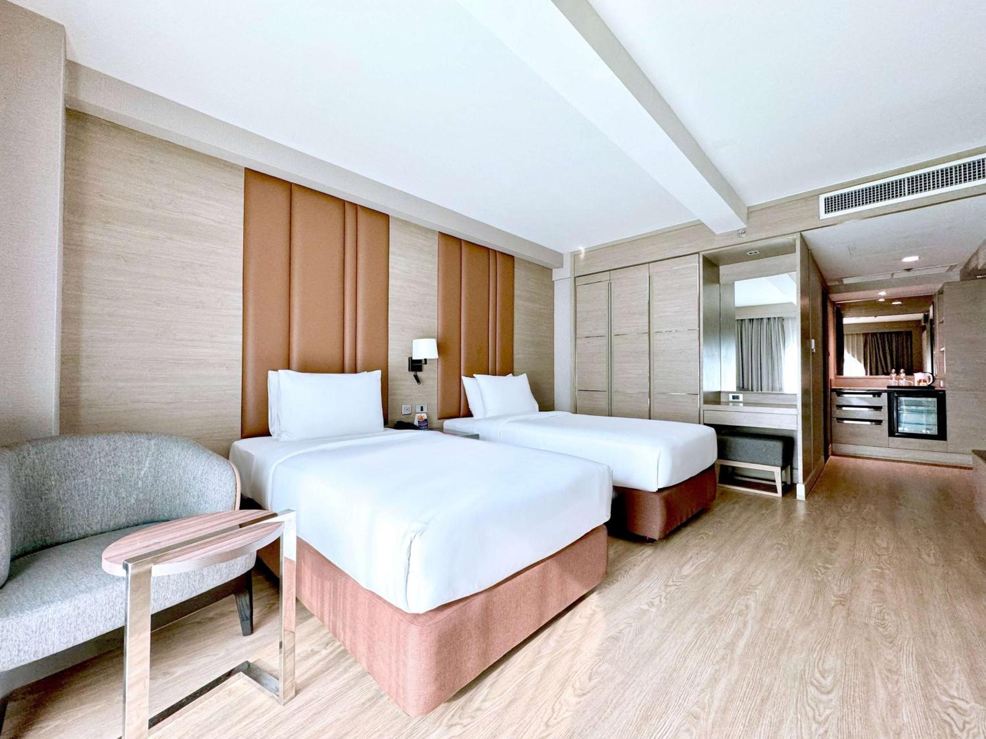 Ramada By Wyndham Bangkok Sukhumvit 11 Hotel Buitenkant foto