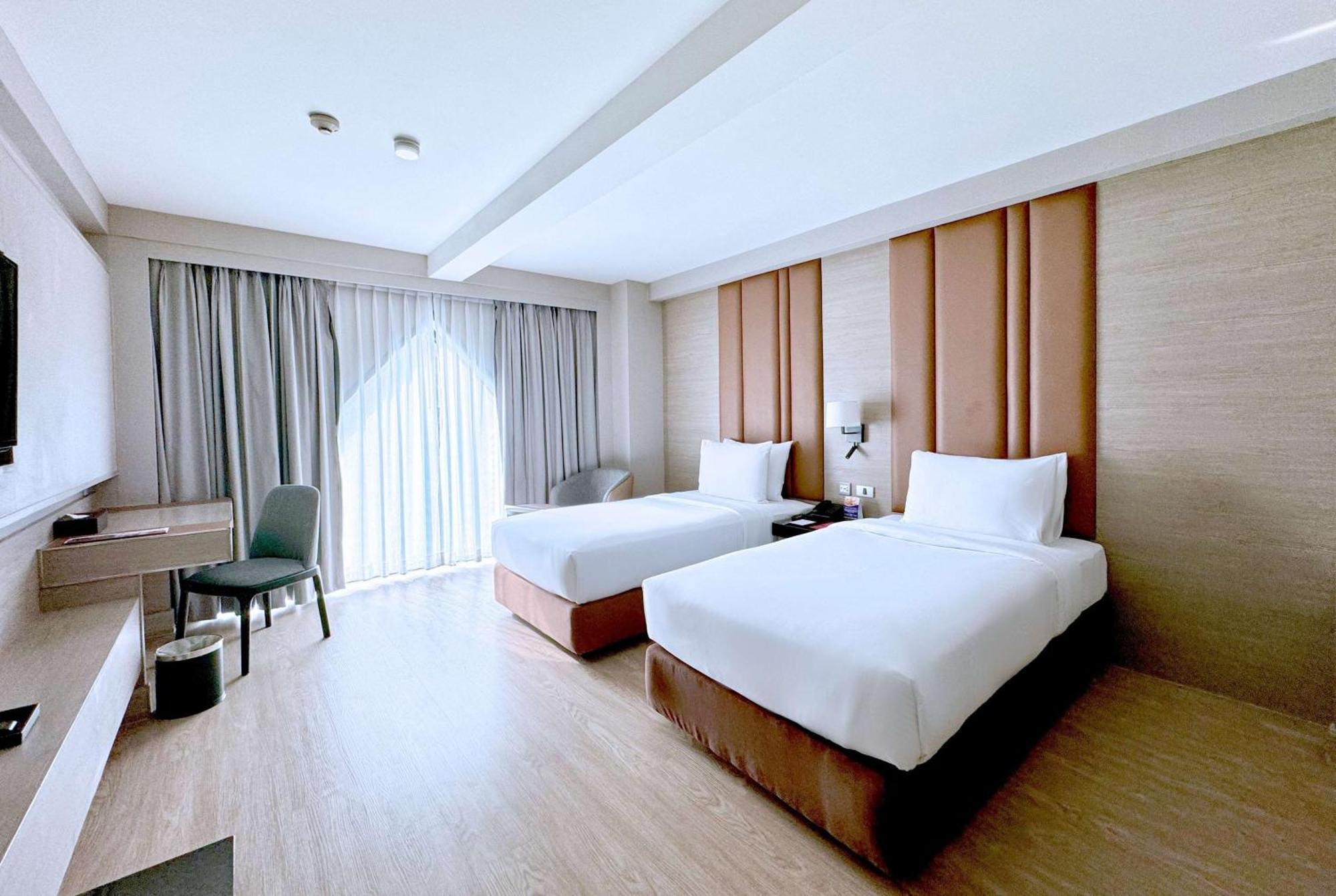 Ramada By Wyndham Bangkok Sukhumvit 11 Hotel Buitenkant foto